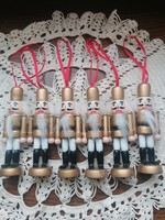 Diótörő karácsonyfadísz. 6 db fa katona figura arany színben.