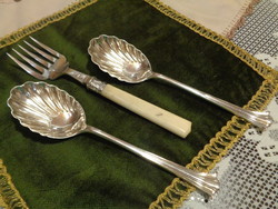 Ezüstözött , angol tálaló , villa , vésett ,csont nyéllel  és tálaló kanalak , 20 és 22 cm