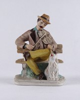 1T736 Festett biszkvit Arpo porcelán figura muzsikáló férfi kutyával 18 cm