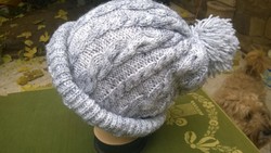 Kézi kötés-Bojtos kötött sapka galambszürke-fehérrel, meleg, nagyméret 61-62 cm