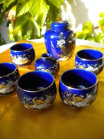 Kínai porcelán tea fű tartó 5 poháral és kis vázával
