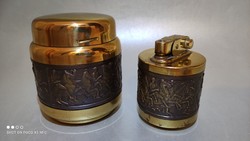 Erhard & Son jelzett lovas mintás aranyozott réz cigaretta tartó kínáló doboz és öngyújtó