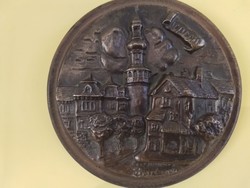 IGÉNYES KIDOLGOZÁSÚ ÖNTÖTT SOPRONT ÁBRÁZOLÓ BRONZ FALIKÉP STEINBACH SZIGNÓVAL.