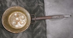 Antik fürjtojás sütő nyeles tepsi (ónozott vörösréz, kovácsoltvas nyéllel)