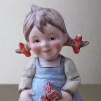 Hummel kislány virággal (11 cm)