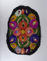 1T554 Antik gyönyörű hímzett ovális asztalterítő 37 x 55 cm