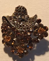 Vintage kitűző kalap rátéttel és kövekkel