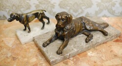 Bronz kutyapár márvány talapzaton. A 2 darab egy tételben eladó, az eladási ár a 2 db-ra vonatkozik!