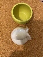 Porcelán fedeles doboz / tartó / cukortartó / nyuszi fogóval,jelzés nélkül. Magassága: 13 cm