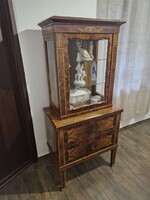 Szép biedermeier vitrin.
