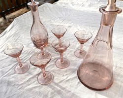 Régi Art deco lazacszínű talpas likőrös pohár készlet + üvegdugós likőrös üvegek, antik