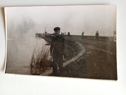 V2118 GYŐR  katonák a töltésen ?  - 1947   -fotó