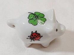 Miniatűr porcelán szerencse malac figura négylevelű lóherével és katicabogárral akasztható