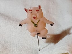 Jelvény kitűző műanyag malac szerencse bajnok retro kisiparos termék