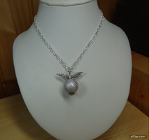 TIBETI EZÜST ANGYAL SZÁRNYAS - FEHÉR ZSORZSETT GYÖNGGYEL SZÉP METSZETT EZÜST SZÍNŰ LÁNCON.