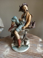 Csodás régi Capodimonte porcelán szobor: pipázó csavargó (23,5x15x13 cm)