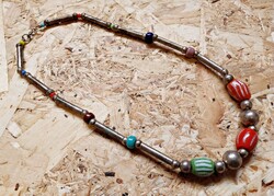 Régi fém nyaklánc színes kerámia gyöngyökkel