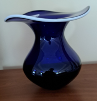 Elegáns, kék üveg váza fehér szalaggal