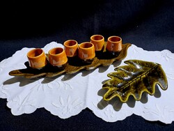 Tölgyfa levél tálcán 6 db makk formájú pálinkás pohár Magyarszombatfai kerámia + egy tálka, hamutál