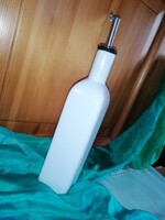 Porcelán olíva tartó kiöntő dugóval.