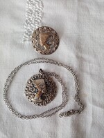 Régi  iparművészeti  ötvös bross / kitűző és medál lánccal - ezüstözött réz - egyiptomi  Nefertiti