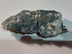 ! tűs kristályosodott anyakőzeten vörös ásvány - 775