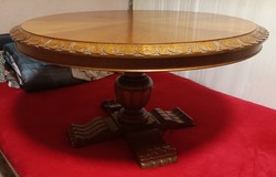 Kerek fa asztal