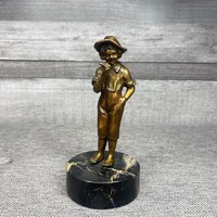 Antik bronz kalapos dohányzó fiatal férfi réz szobor márvány talpon