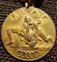 Birkózó érem FIAP 1900 , aranyozott jelzett ezüst. 30,5mm . 11,4 gramm