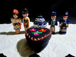 Népművészeti ajándék csomag kézzel festett fa bábuk, fa és hímzett filc doboz (több csomag van!)