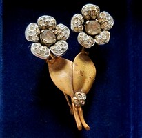 Antik kristályokkal kirakott réz aranyozott nikkelezett virág bross kitűző