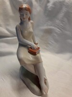 Zsolnay olvasó lány porcelán