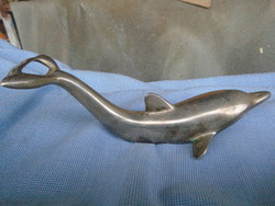 Vintage ezüstözött fém delfin alakú sörnyitó hasában csavaros kupak nyitó króm bevonattal, 16,5 cm.