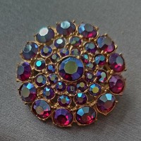 Vintage kör alakú meggypiros kristályokkal, aurora borealis kirakott bross kitűző