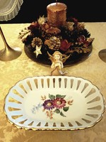 Áttört szélű porcelán kínáló.