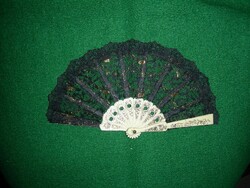 Arannyal díszített fekete alkalmi spanyol csipkelegyező