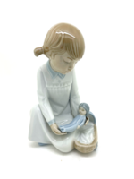 Lladro Nao kislány hálóingben játékbabával 16cm