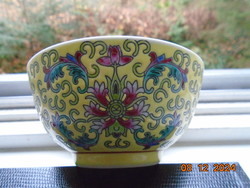 JINGDEZHEN Famille Jaune dombor zománc lótusz és kalligráfia mintás tál porcelán kanállal