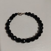 Szép állapotú fazettázott onix szemekből készített karkötő biztonságos jelzett kapcsolóval