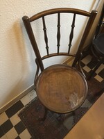 Sérült virágmintás thonet szék