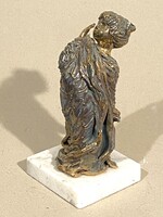 DEBRECZENI ZSÓKA ÉS PELCZ ZOLTÁN 1995, KISLÁNY - ARANYOZOTT, FESTETT, JELZETT KERÁMIA SZOBOR, MÁRVÁN