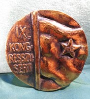 Réz plakett: emlékérem a KISZ IX. Kongresszusára Átmérője: kb 8 cm, a súlya: 210 gramm.