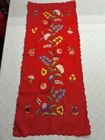 Hímzett asztalterítő 32 x 77 cm