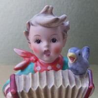Hummel kisfiú harmonikával (9 cm)