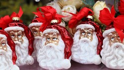 Foncsorozott mikulás ,télapó karácsonyfadíszek