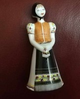 Hollóházi népviseletes lány sérülésmentes, nagyon szép állapotban.  Magassága 15,5 cm.