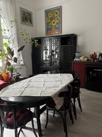 Hatalmas kinyitható ebédlőasztal hat székkel, ülőpárnákkal