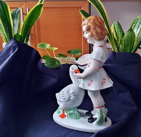 Régi, jelzett porcelán figura, 19cm. magas. Lány libával.