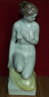 Hollóházi - Térdelő akt szobor - kézzel festett; meztelen nő törölközővel; 11x11x30cm