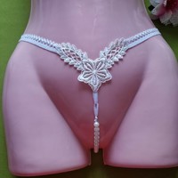 FEN44 - Női fehérnemű - Ekrü csipkés, gyöngyös G-string tanga bugyi
